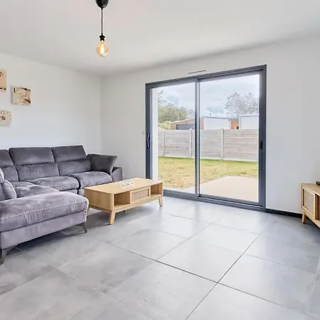 Cozy In Germain Sur Ay With Wifi Сasa de vacaciones